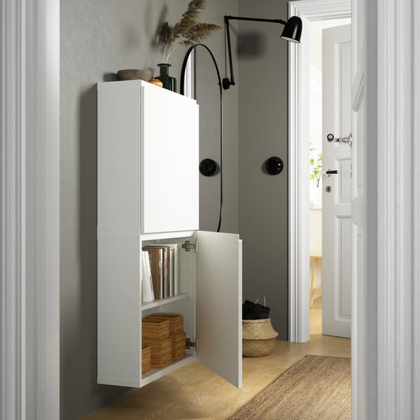 Ein Västerviken BESTÅ Wandschrank mit 2 Türen an einer grauen Wand.