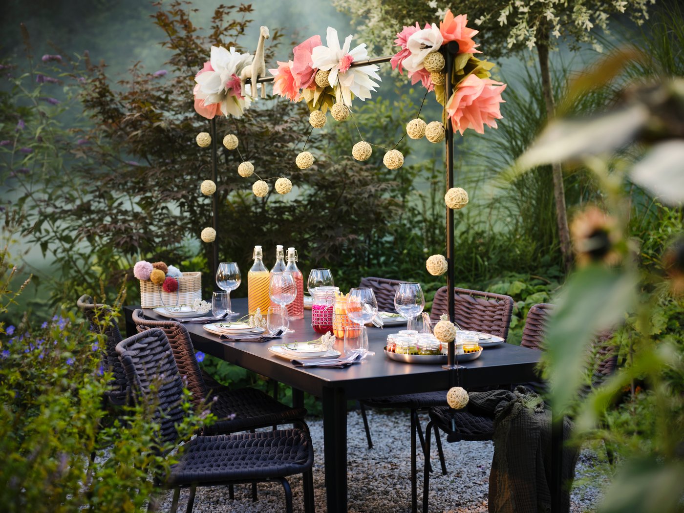 Ein dunkelgrau/schwarzer TEGELÖN-Stuhl für drinnen und draussen.