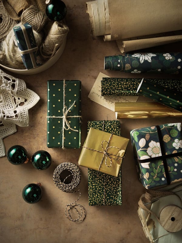 Palline verdi e dorate, accessori e regali impacchettati con carta regalo e spago della collezione VINTER 2020.