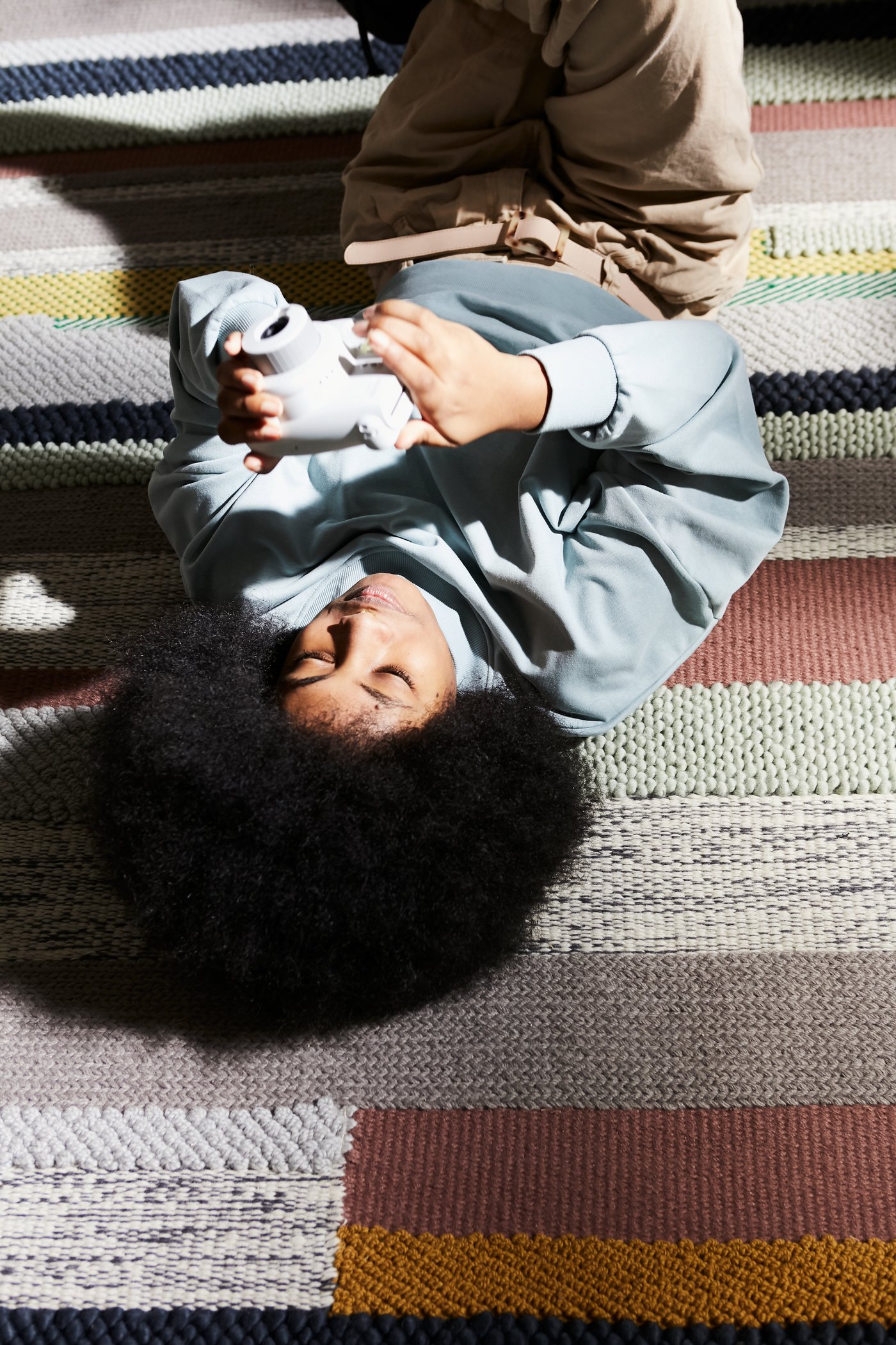 Una catifa BRÖNDEN feta a mà, multicolor i de pèl baix.