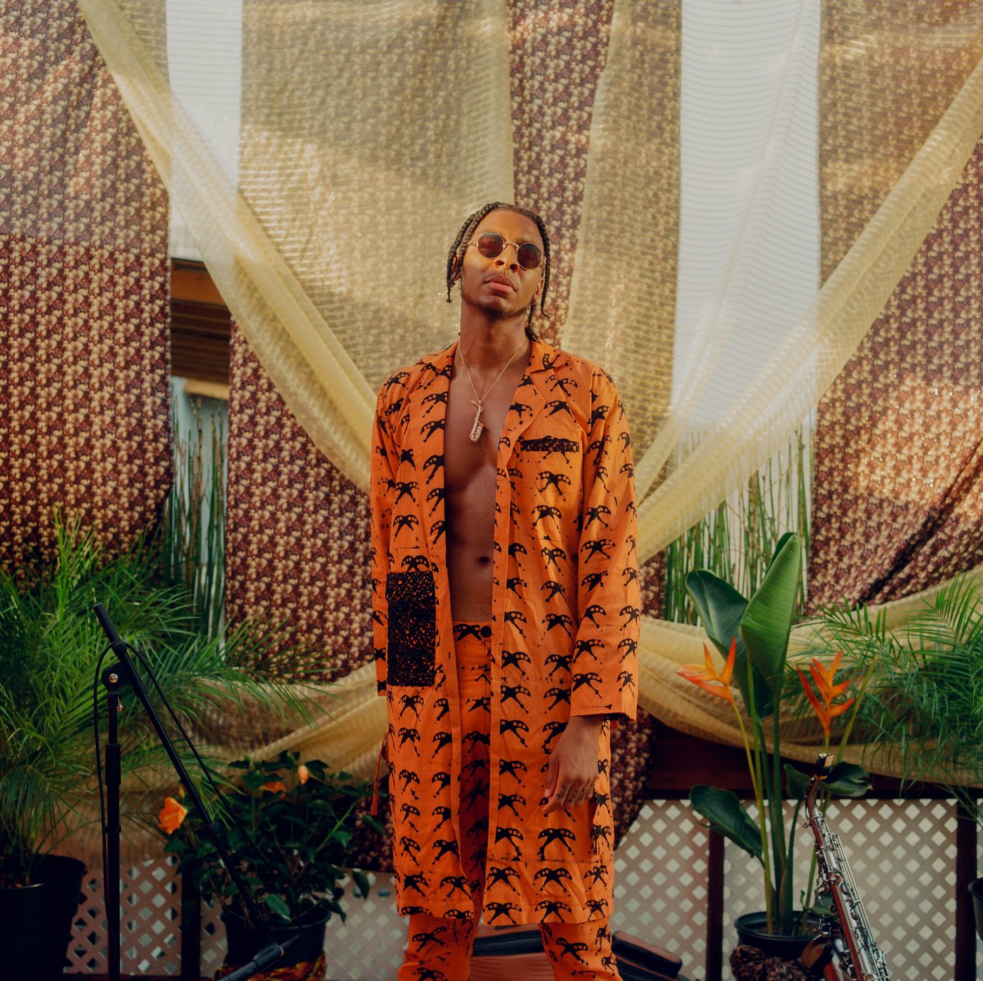 Muzičar Masego u narandžastoj odeći.