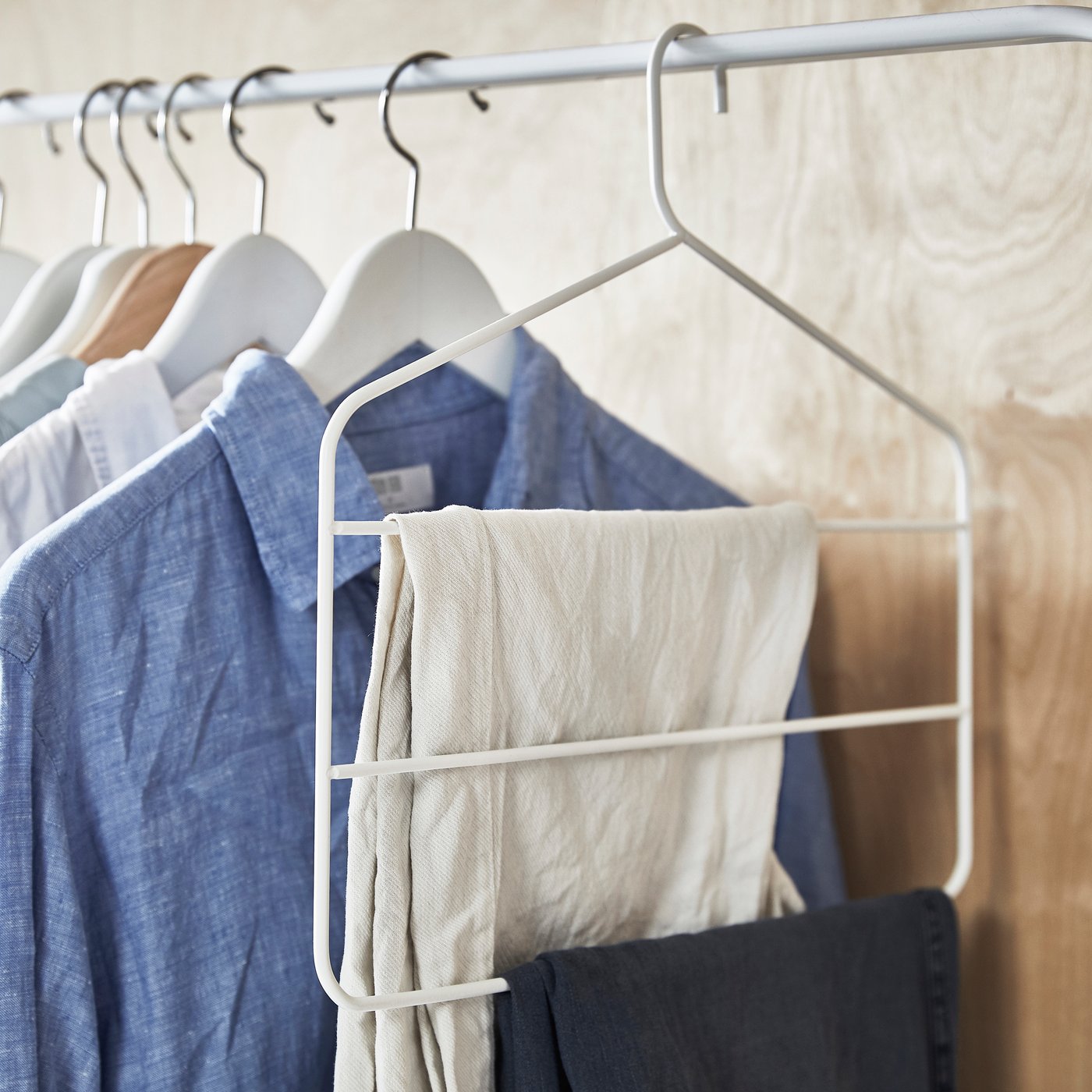A white GÅRDSMÄSTARE trouser/skirt hanger