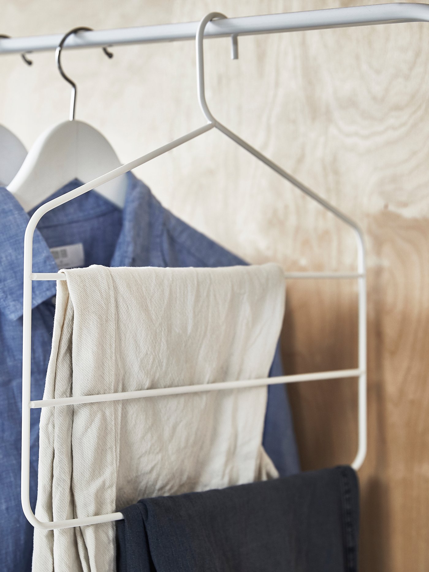 A white GÅRDSMÄSTARE trouser/skirt hanger