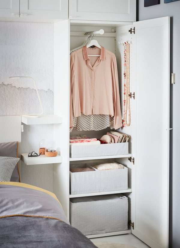 Kleiner PLATSA Schrank neben dem Bett.
