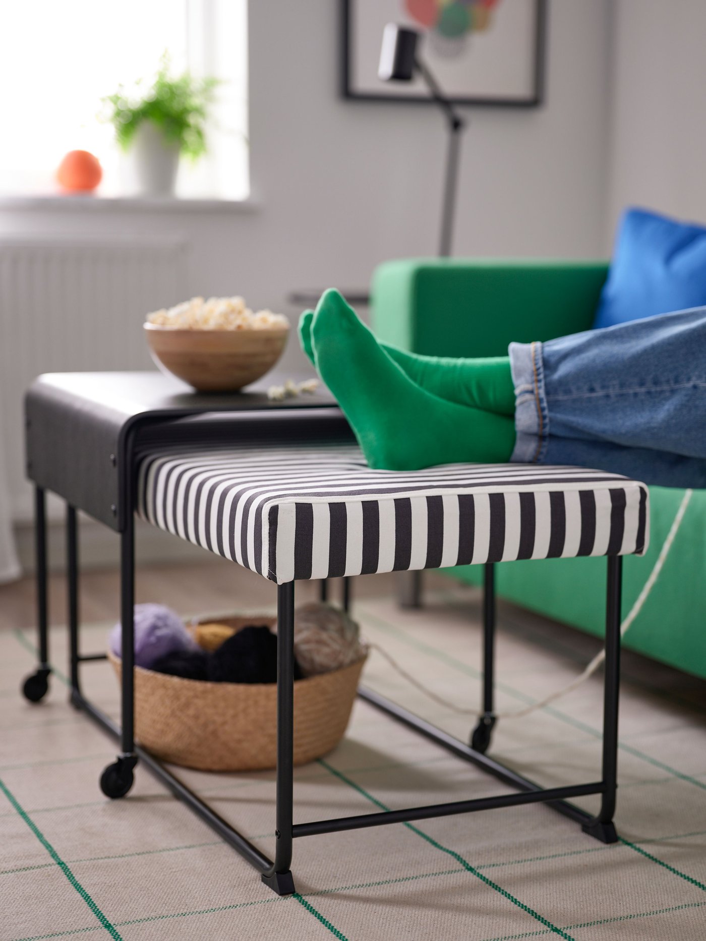 Ein RÄVSAL Beistelltisch in Schwarz/Weiß mit ausziehbarer Bank