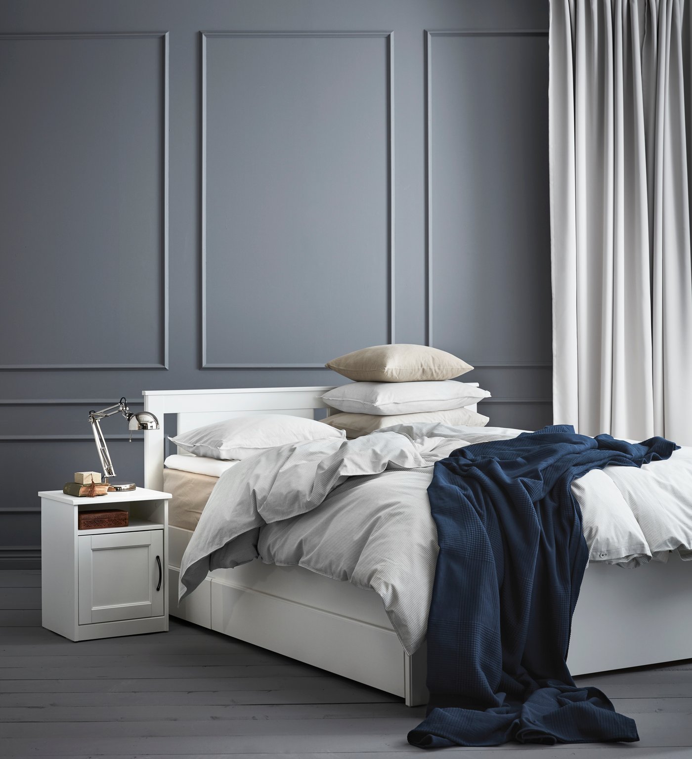 Una tauleta de nit blanca SONGESAND a l’habitació.