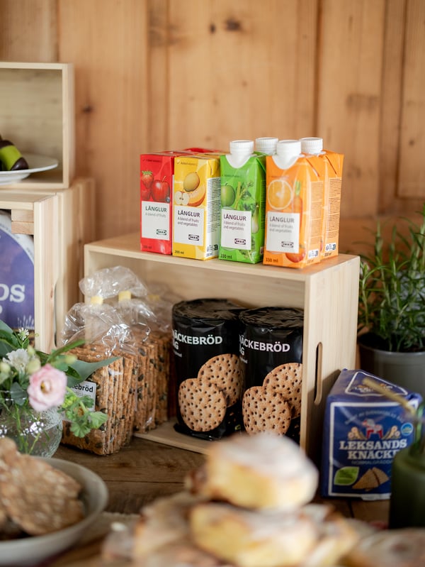 Picture of a midsummer buffet with crispbread and drinks from IKEA.