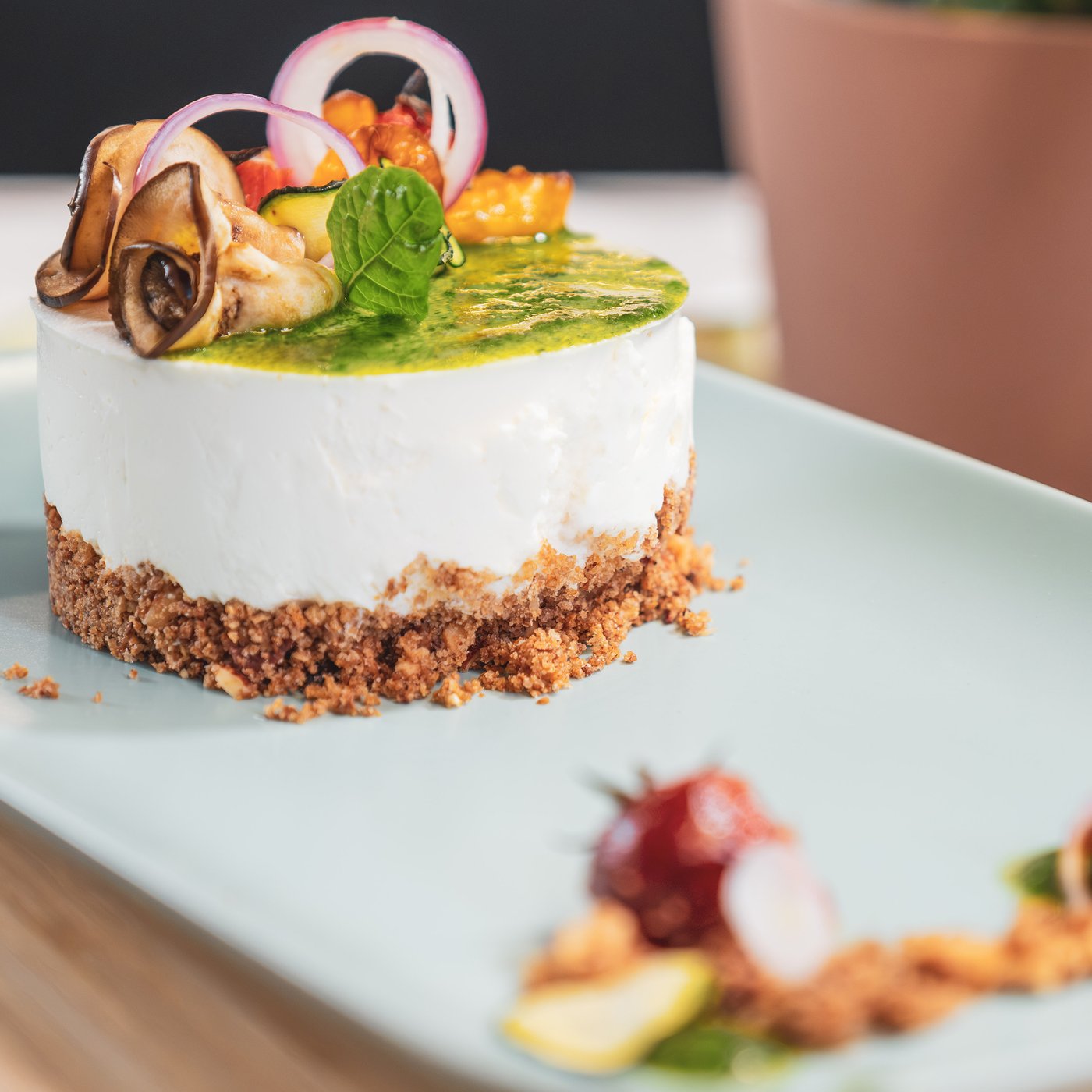 Cheesecake salata su piatto FÄRGKLAR