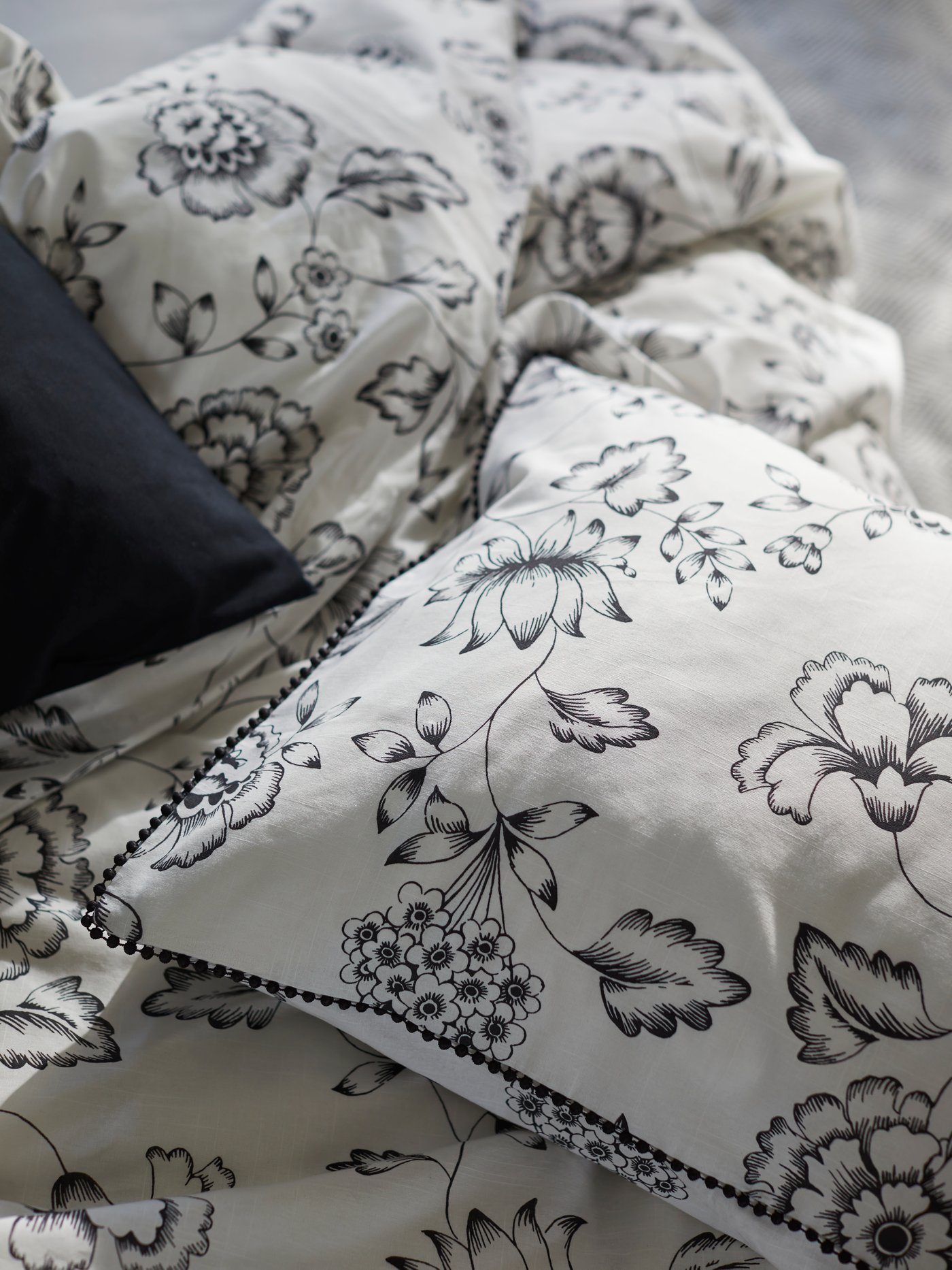 JUNIMAGNOLIA duvet cover and pillowcase(s), white/dark blue,