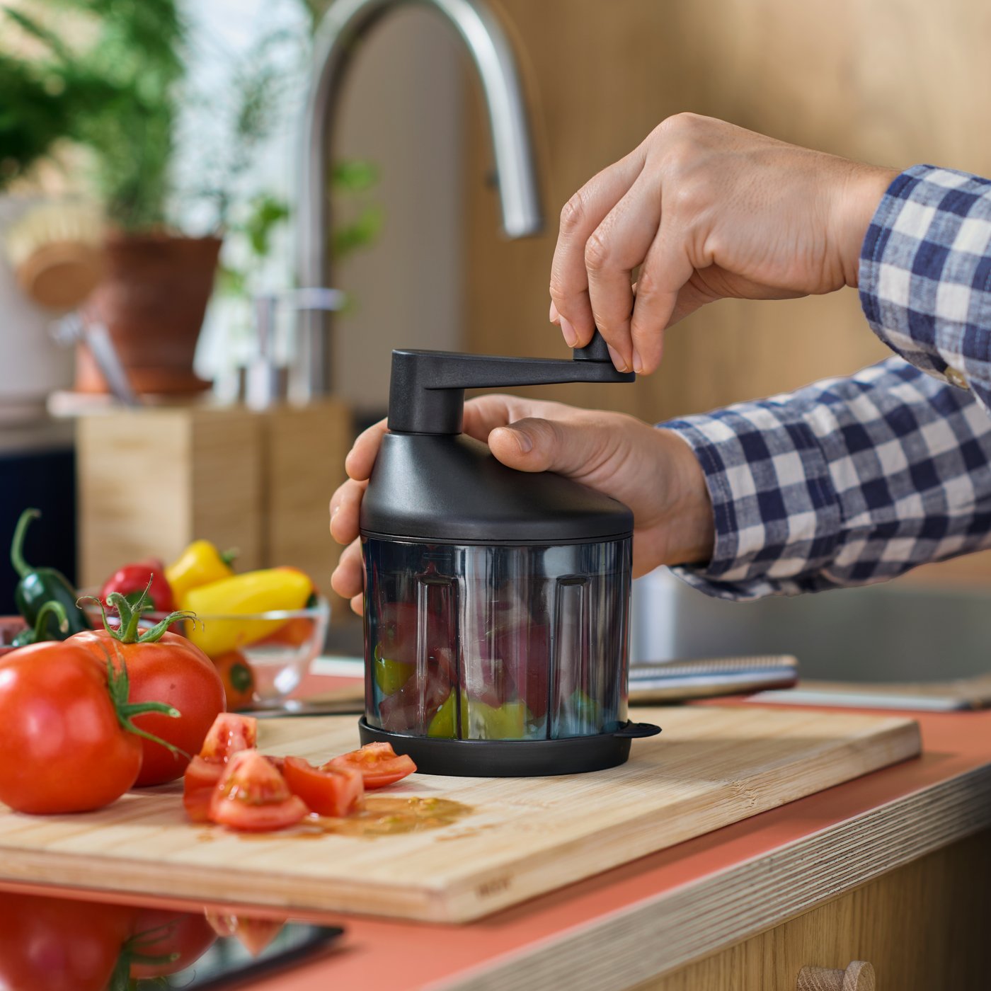 Een bamboe APTITLIG snijplank in de keuken.
