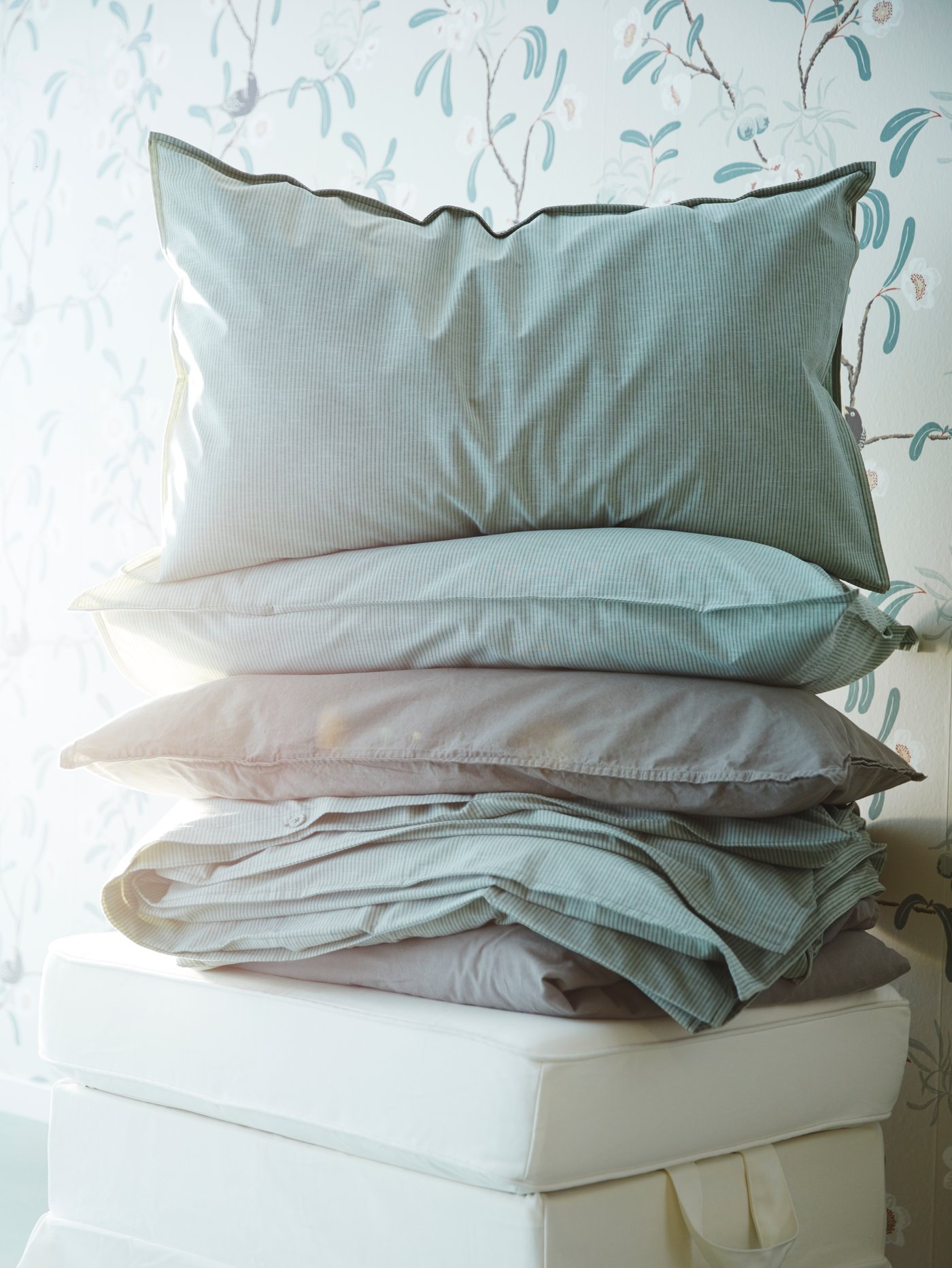 The earthy-tone bedding set which makes 