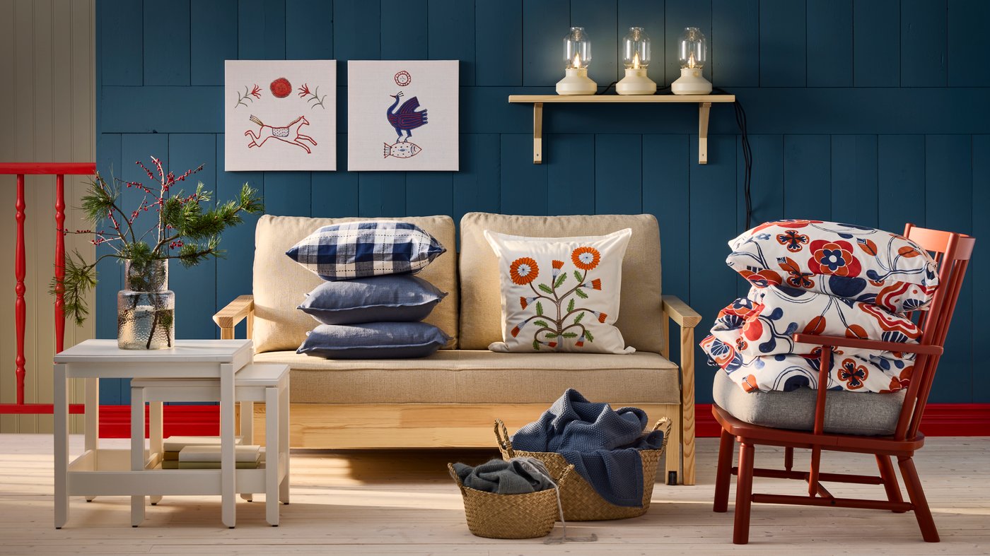 Un ensemble de literie KANONVISKA blanc avec un motif multicolore/fleuri (housse de couette et taie d’oreiller) dans le salon.