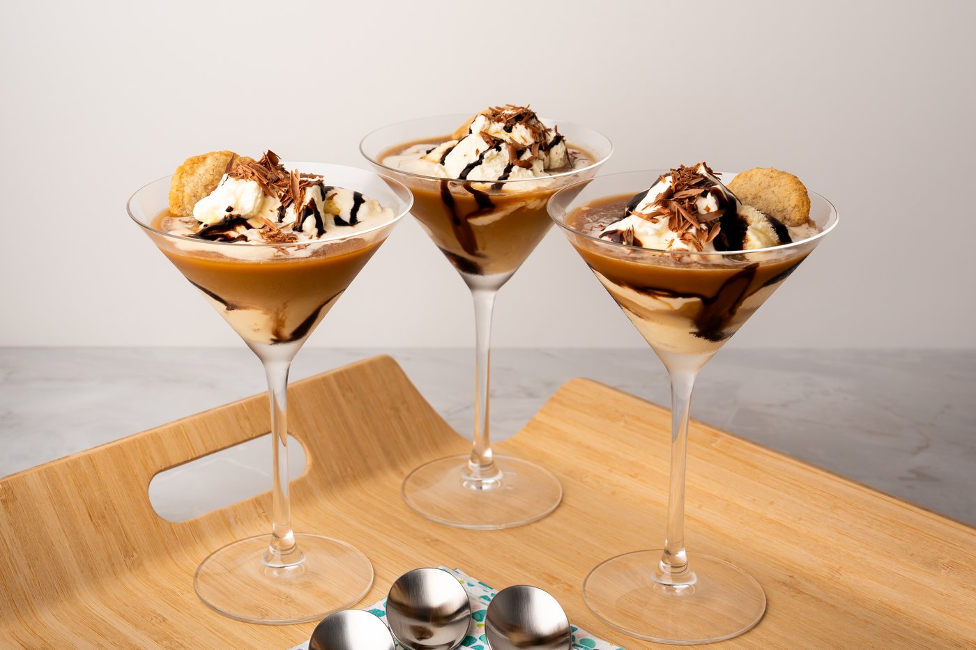 Espresso-Martini Eiscreme in einem Martiniglas angerichtet.