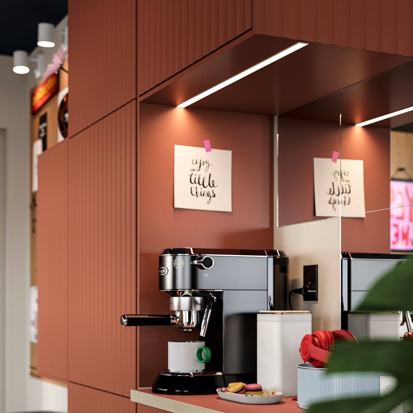 Eine Kaffeemaschine steht auf einem Schrank, und andere Küchenschränke sind an der Wand darüber und daneben angebracht.