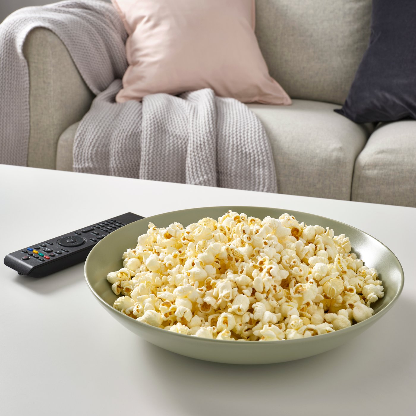 A matt green FÄRGKLAR serving bowl