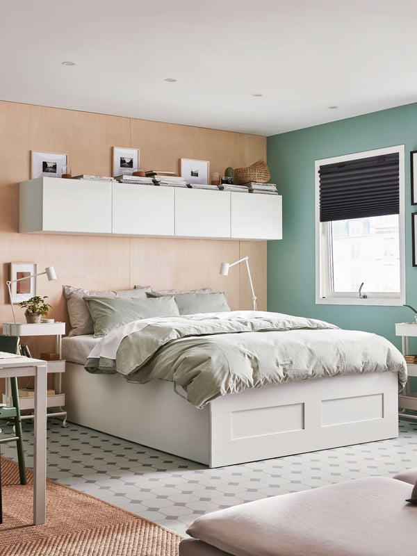 Letto contenitore BRIMNES bianco in una camera da letto con pareti colorate