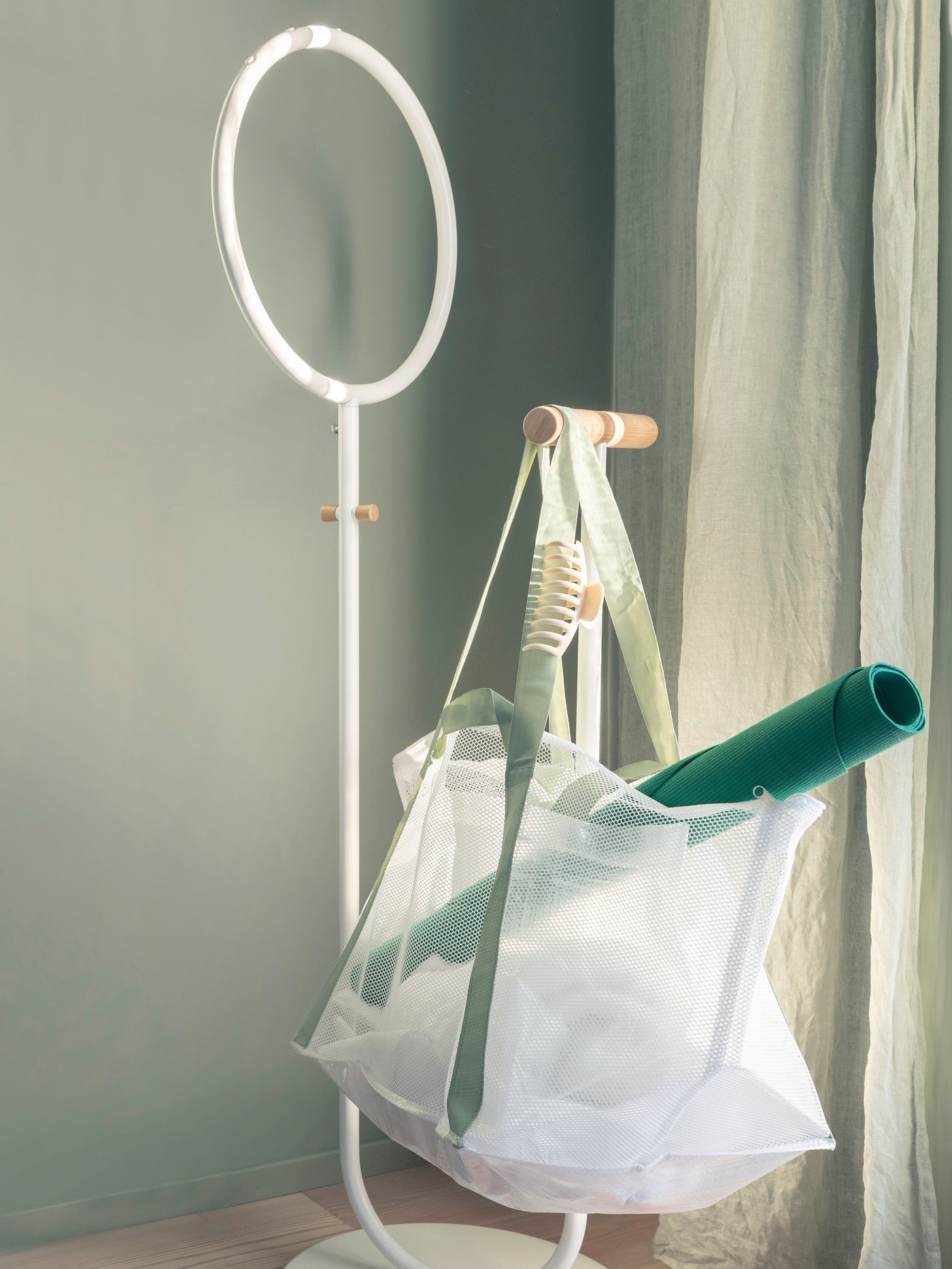 Når du trener, gir dette stativet god plass til både klær og håndklær – før, under og etter trening.