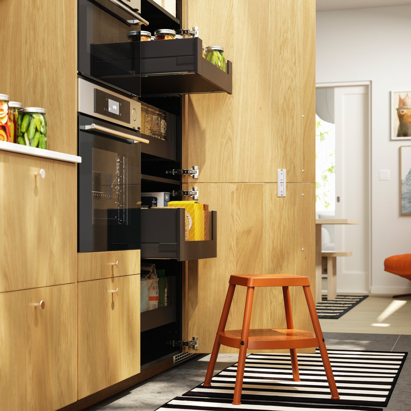 L'anta aperta di un mobile da cucina mostra due cassetti KNIVSHULT estratti, pieni di confezioni di cibo e contenitori per alimenti.