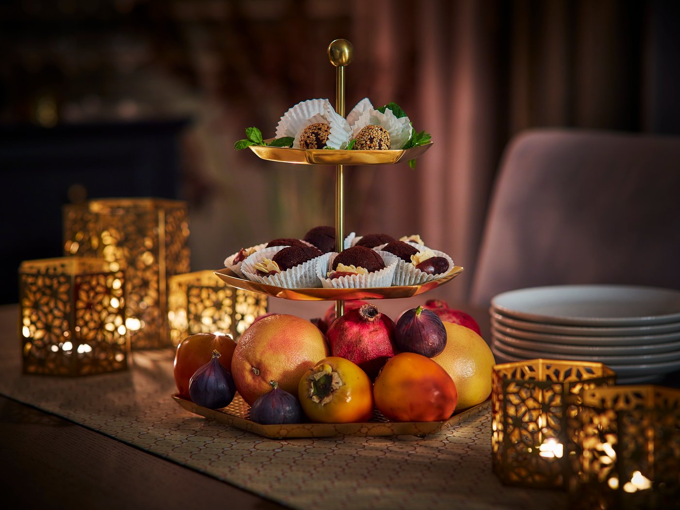 Et gullfarget LJUVARE serveringsstativ, tre etasjer i spisestuen.