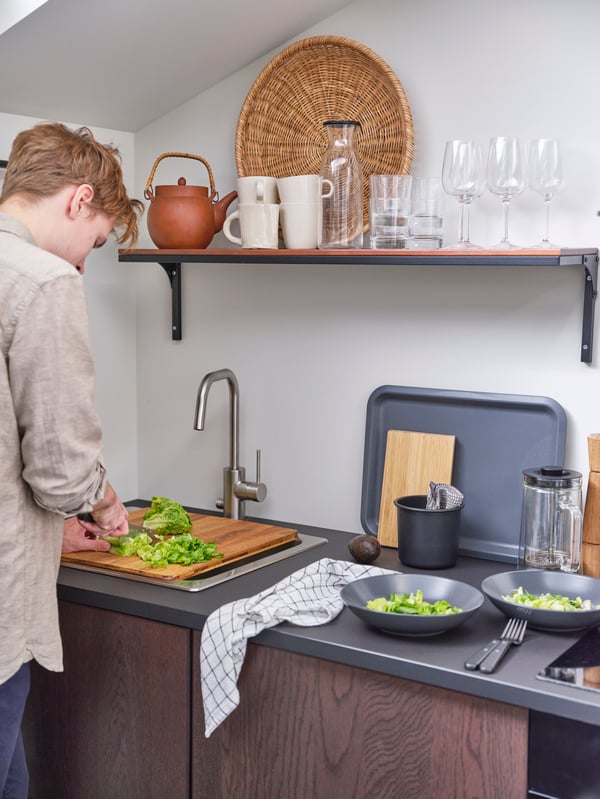 Homme coupant des aliments sur une planche à découper