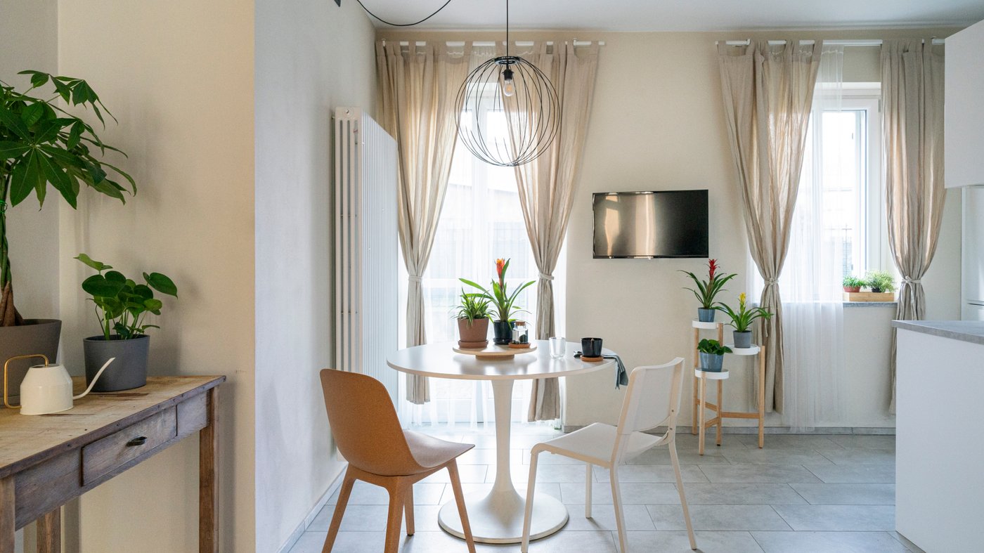 Interno di un appartamento del progetto Cascina Moriondo curato da IKEA Torino Collegno. Vista sulla zona giorno con cucina e soggiorno.