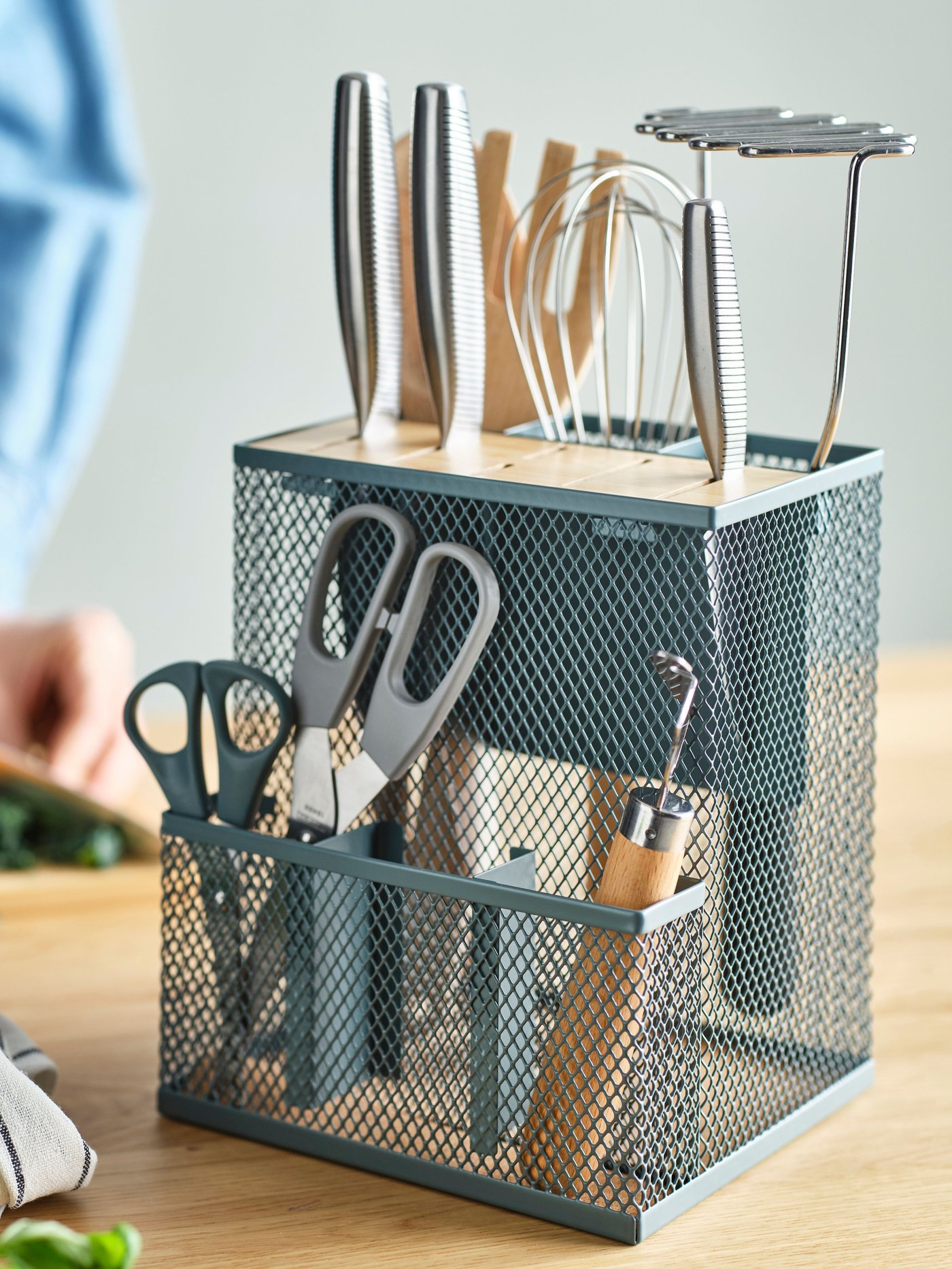 A bamboo/grey-turquoise VIMPELFISK knife block in the kitchen
