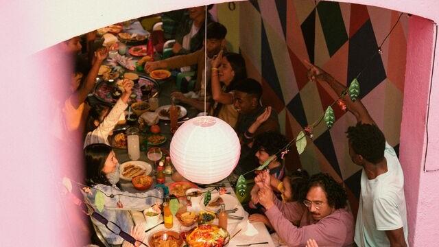 Buffet midsommar table garnie de nourriture avec une nape blanche, en extérieur