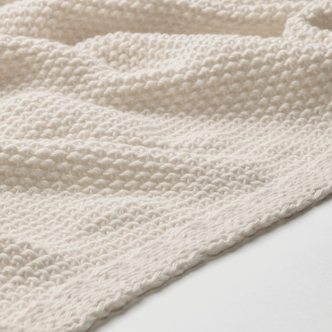 Eine HUMLEMOTT Kuscheldecke in Eierschalenfarben.