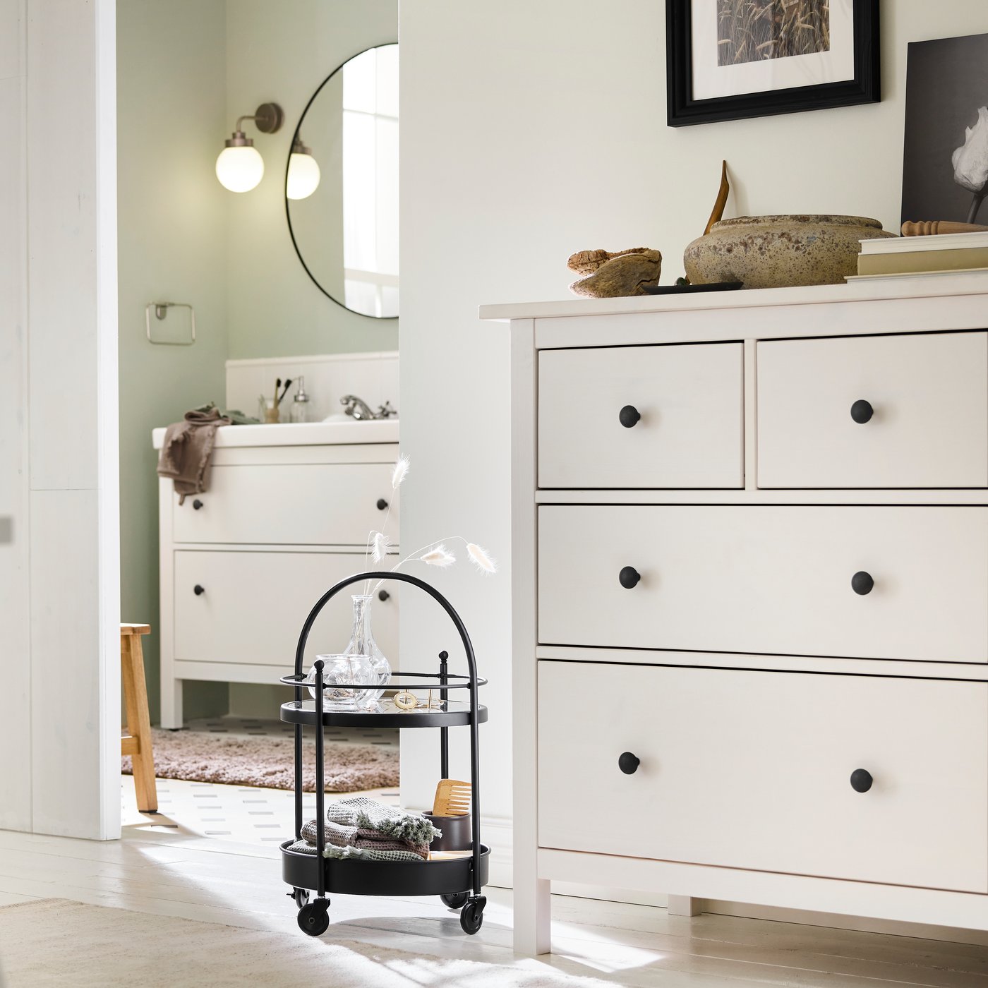 Biely náter HEMNES komody so 8 zásuvkami.