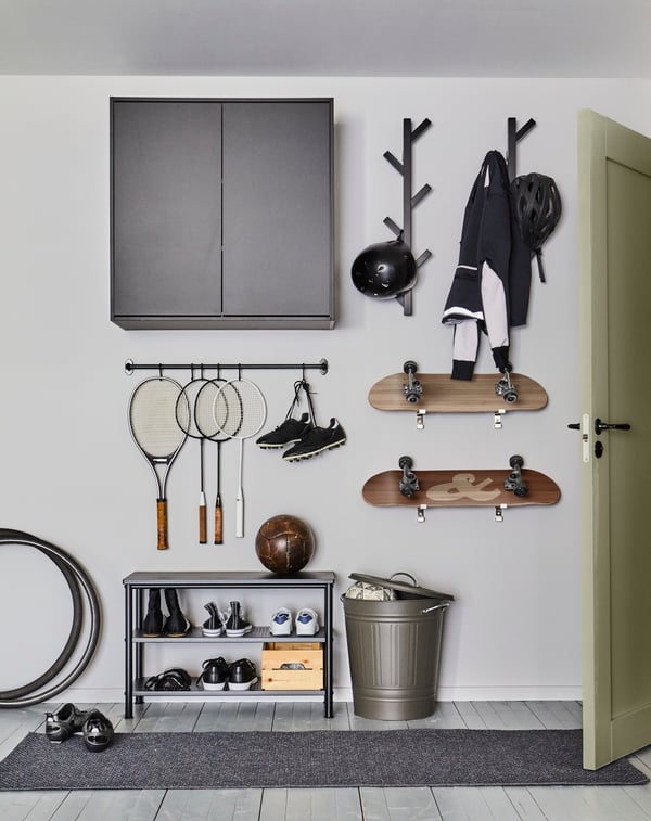 Rangement muraux pour équipements sportifs.