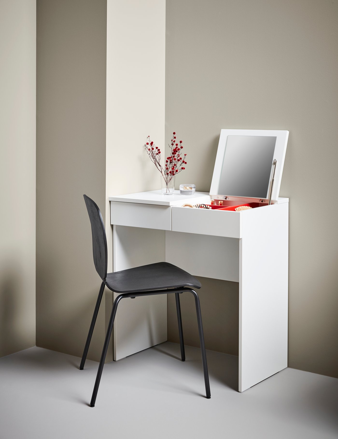 A Magnolia/pink SMYCKA artificial flower in the home office