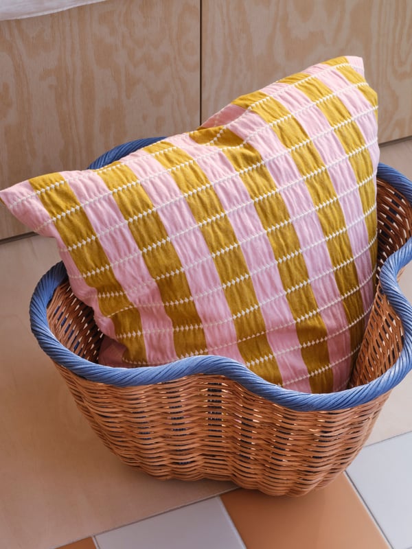 A beige/blue OMMJÄNGE basket