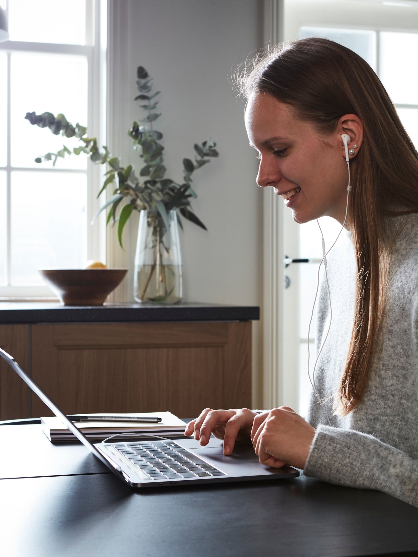 Femme sur son ordinateur.