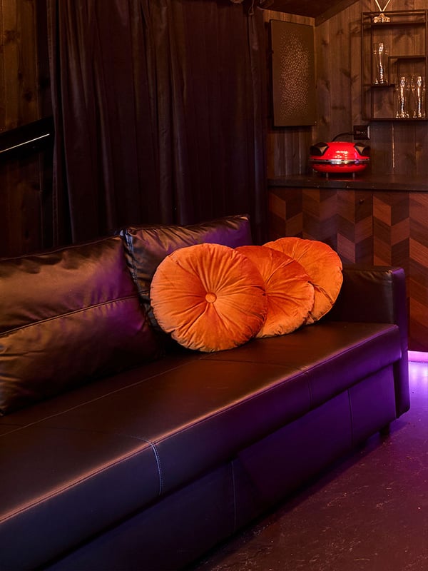 En sovesofa som fungerer som en vanlig sofa til å sitte i på dagtid.