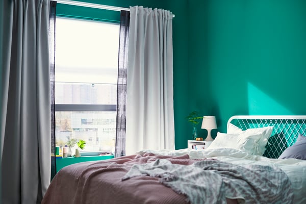 A light pink VÅRELD bedspread