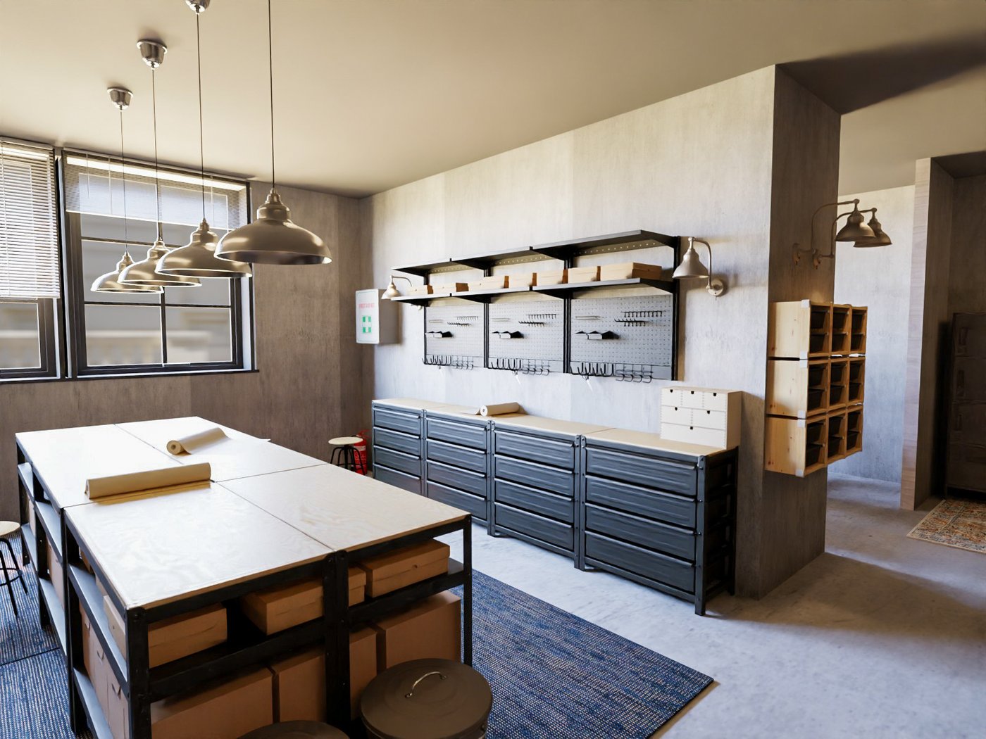 Blick in einen Verkaufsraum. Im Hintergrund Werkbänke mit Schubladen, darüber Lochplatten mit Kleinteilaufbewahrung und offene Regale. Im Vordergrund eine große Arbeitsfläche aus mehreren Werktischen zusammengestellt. Darüber in Reihe Hängeleuchten.