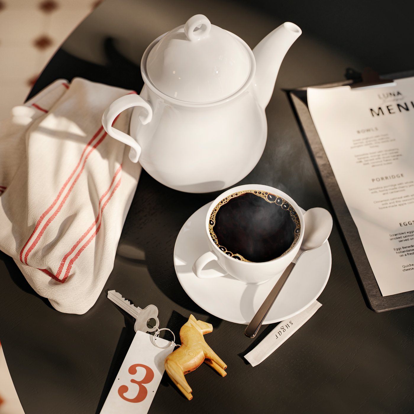 Gros plan sur une table à manger avec une tasse à café et une soucoupe en porcelaine VÄRDERA blanche, une clé de chambre numérotée, un menu et une théière.
