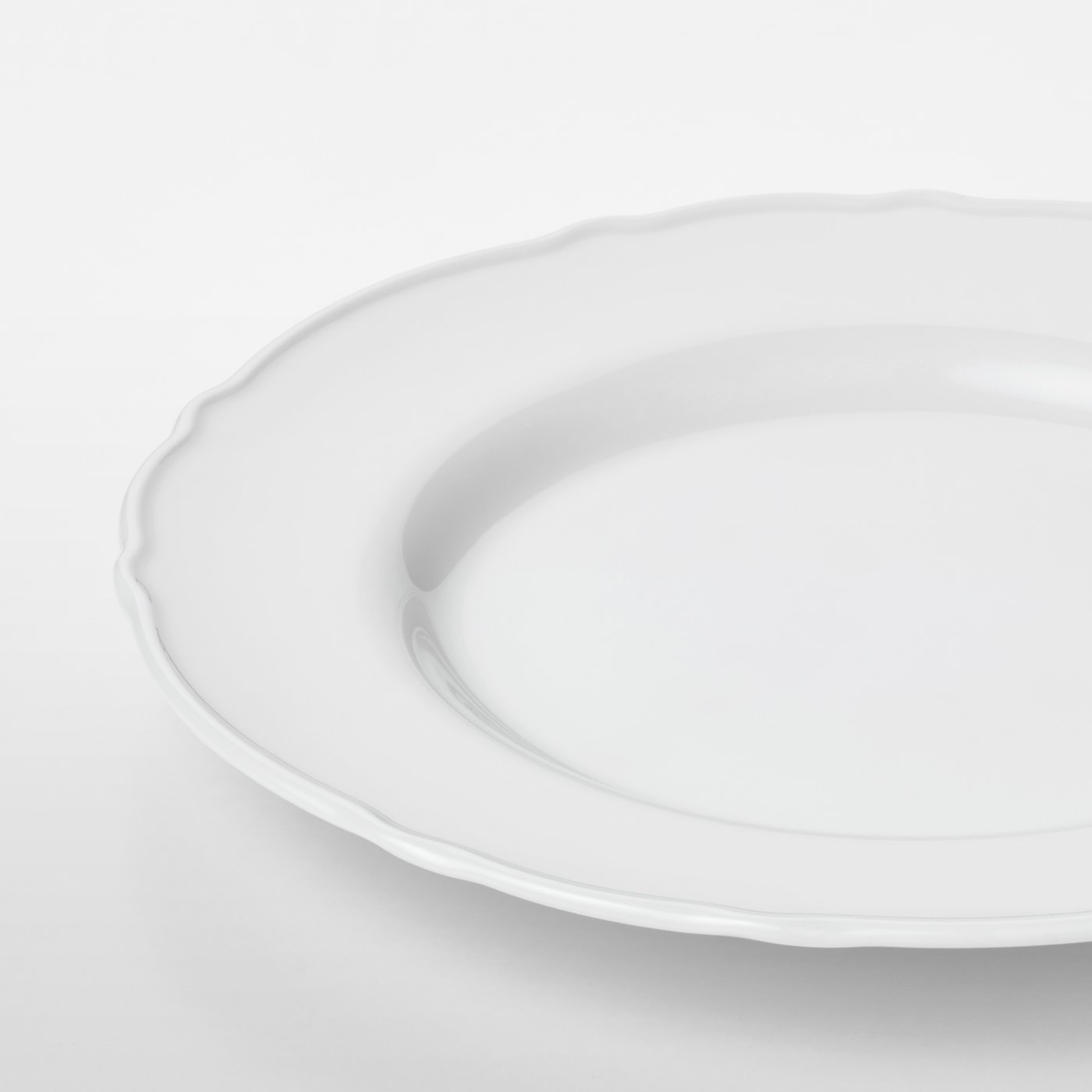 En vit UPPLAGA-tallrik