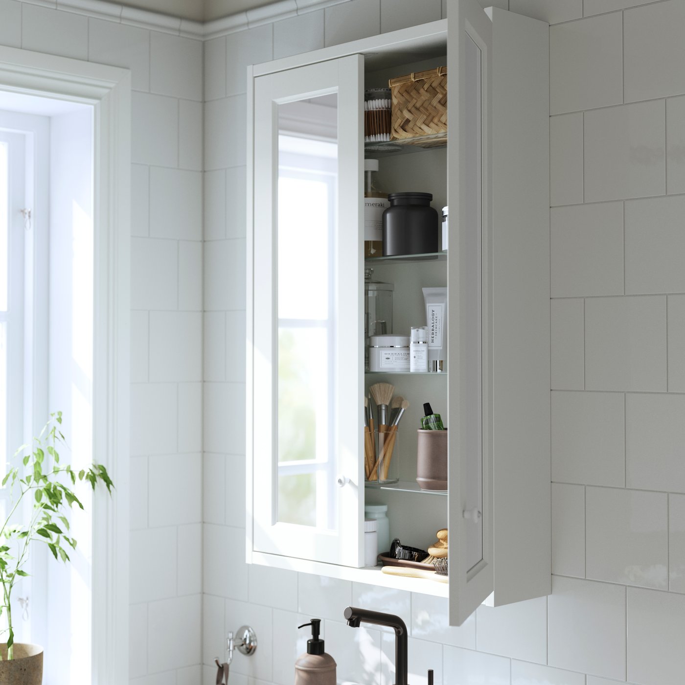 A white TÄNNFORSEN mirror cabinet with doors in the bathroom