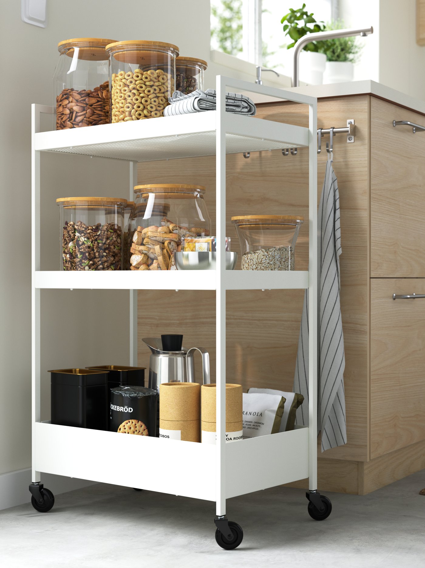 Een witte NISSAFORS trolley in een keuken.