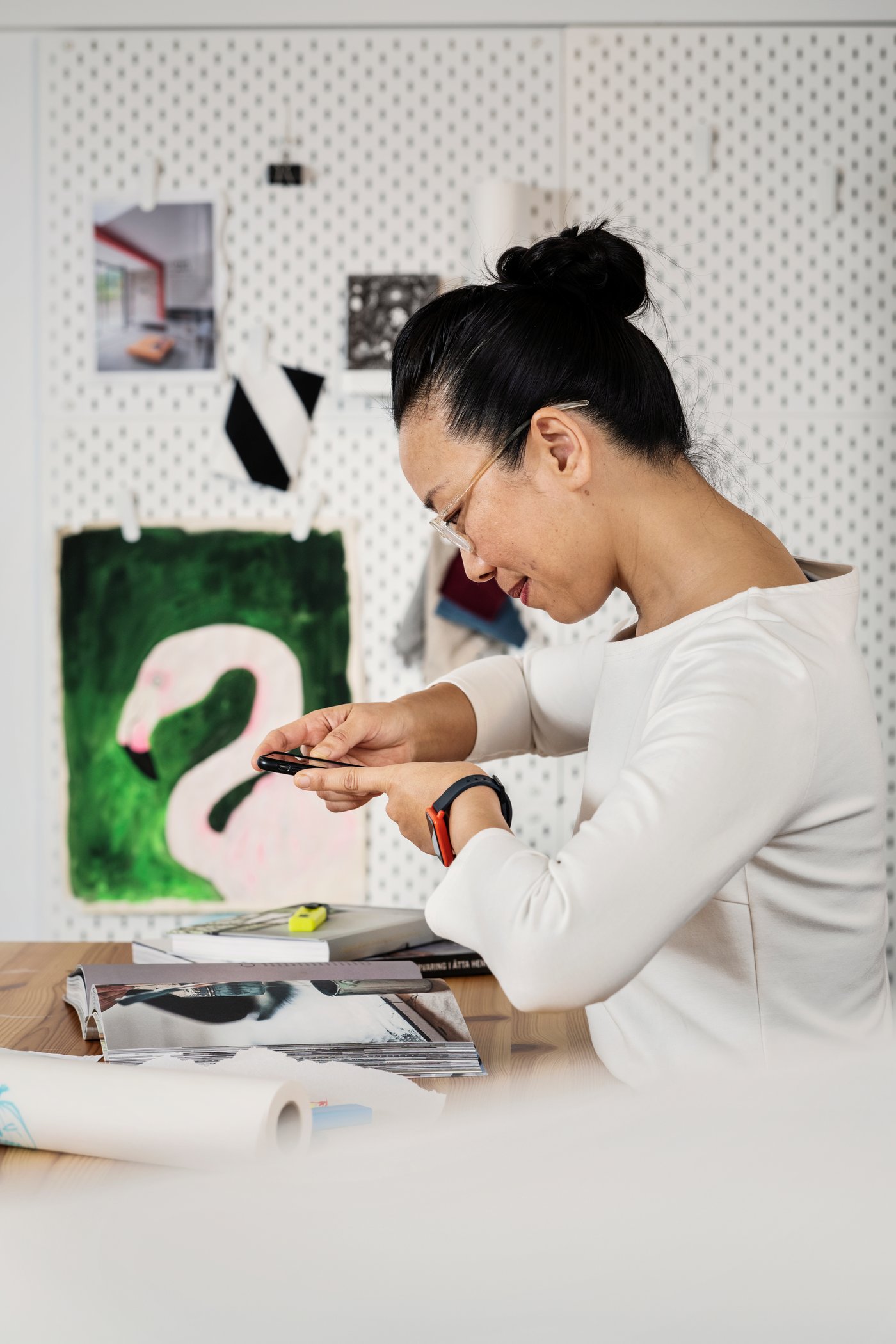 책상에서 스마트폰으로 위시 리스트 생성하는 이미지 