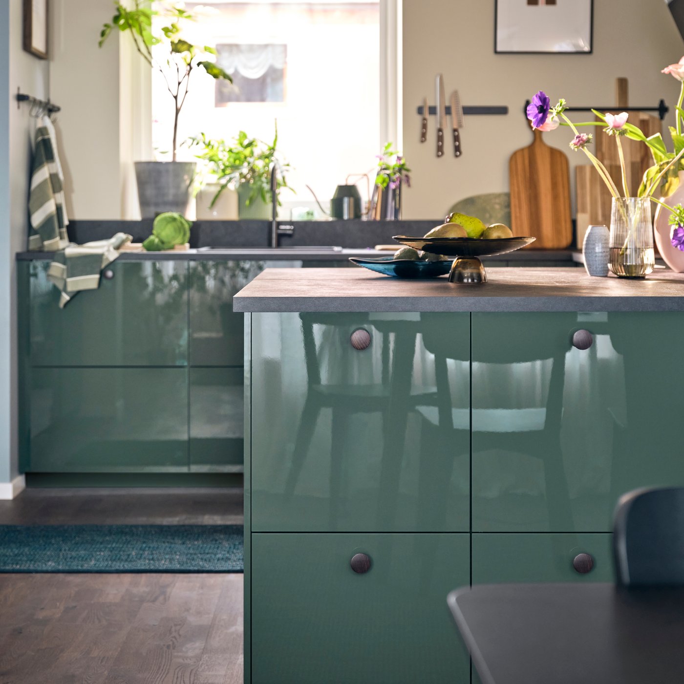 Een keuken met hoogglans donker grijsgroene KALLARP keukenfronten.