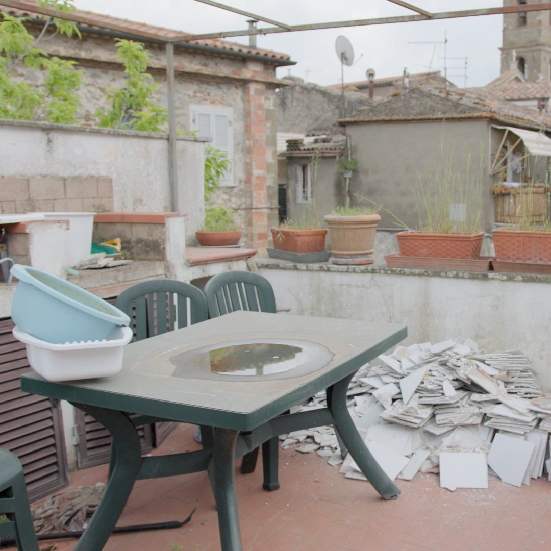 Et før-bilde av terrassen i Dolce Villa.