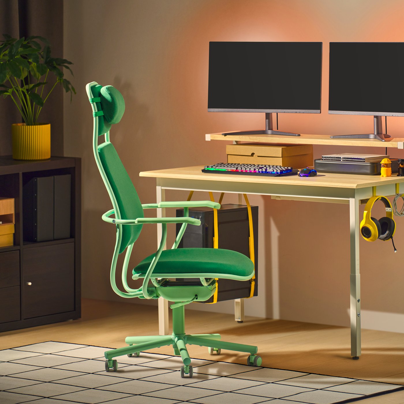 Silla gamer LÖPARBANA en color verde Vissle, en un espacio de trabajo en casa.