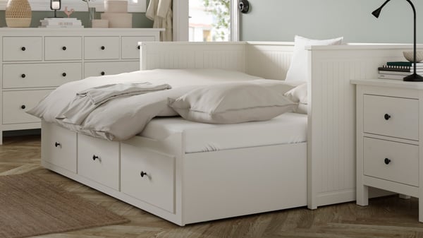 A white TAGGVALLMO fitted sheet