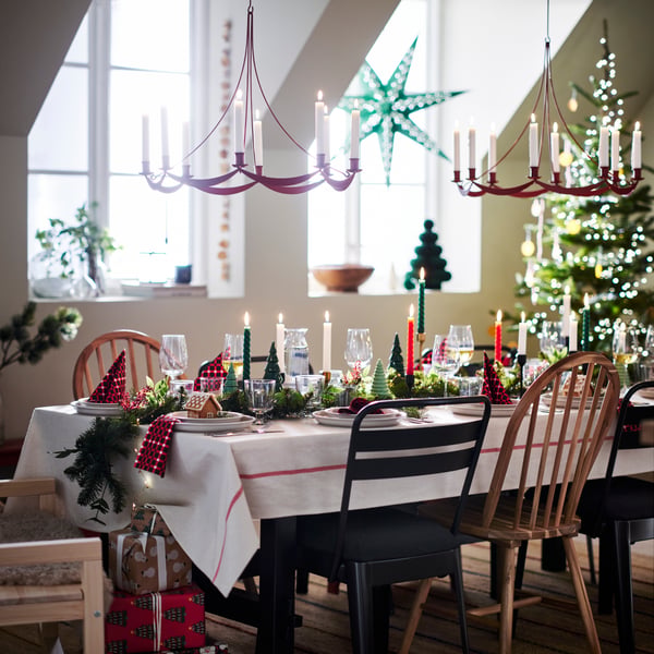 Juldukning med stjärnor och adventsljusstakar.