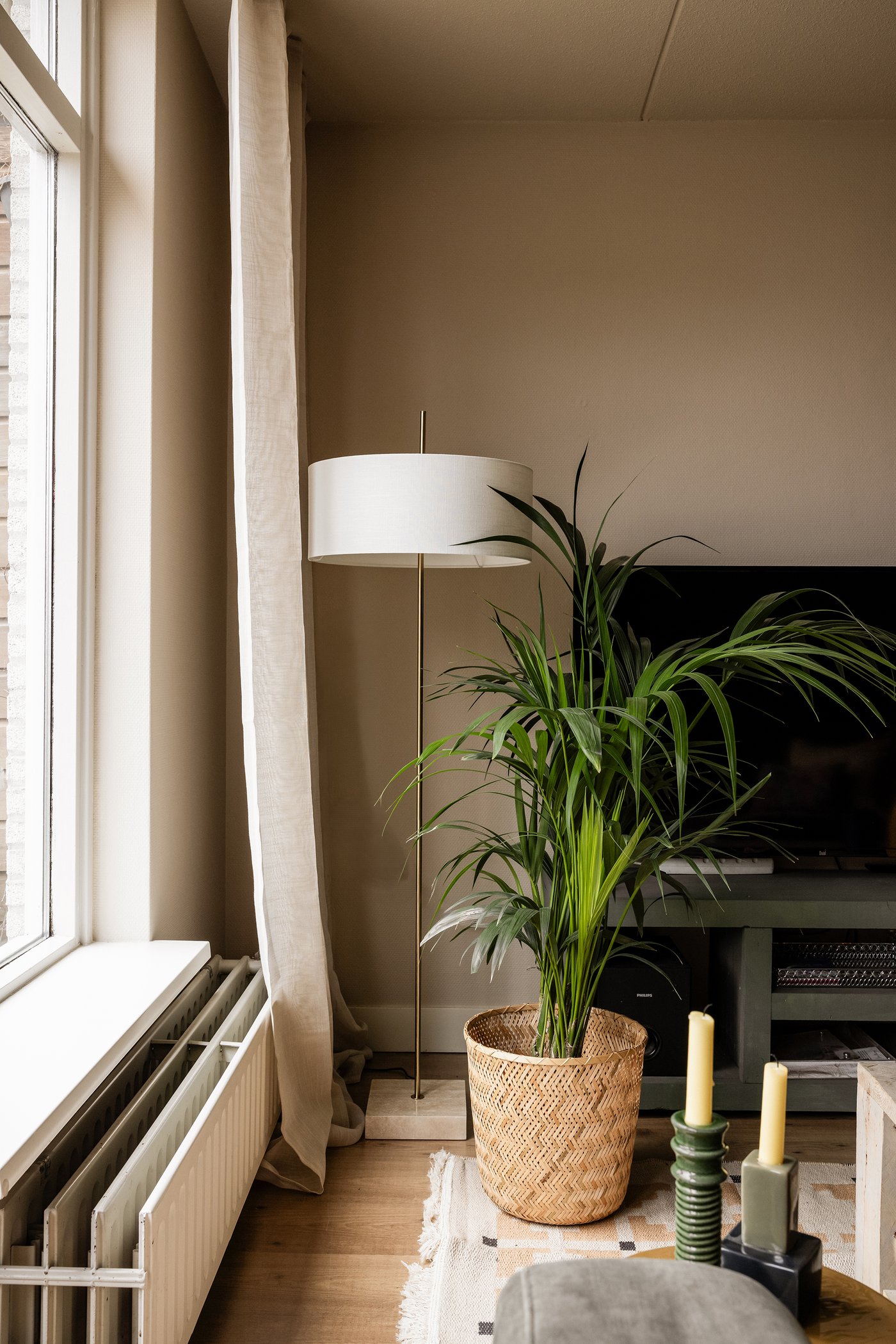 Close-up van een tv-meubel met daarnaast een STOCKHOLM 2025 lamp.