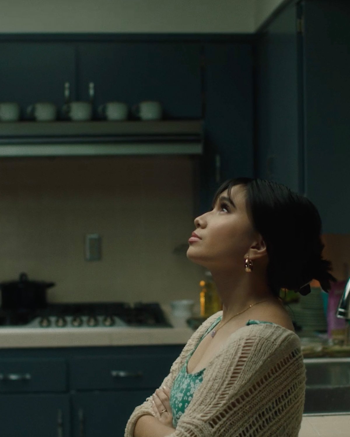 Kantautorka NIKI peva i svira gitaru.