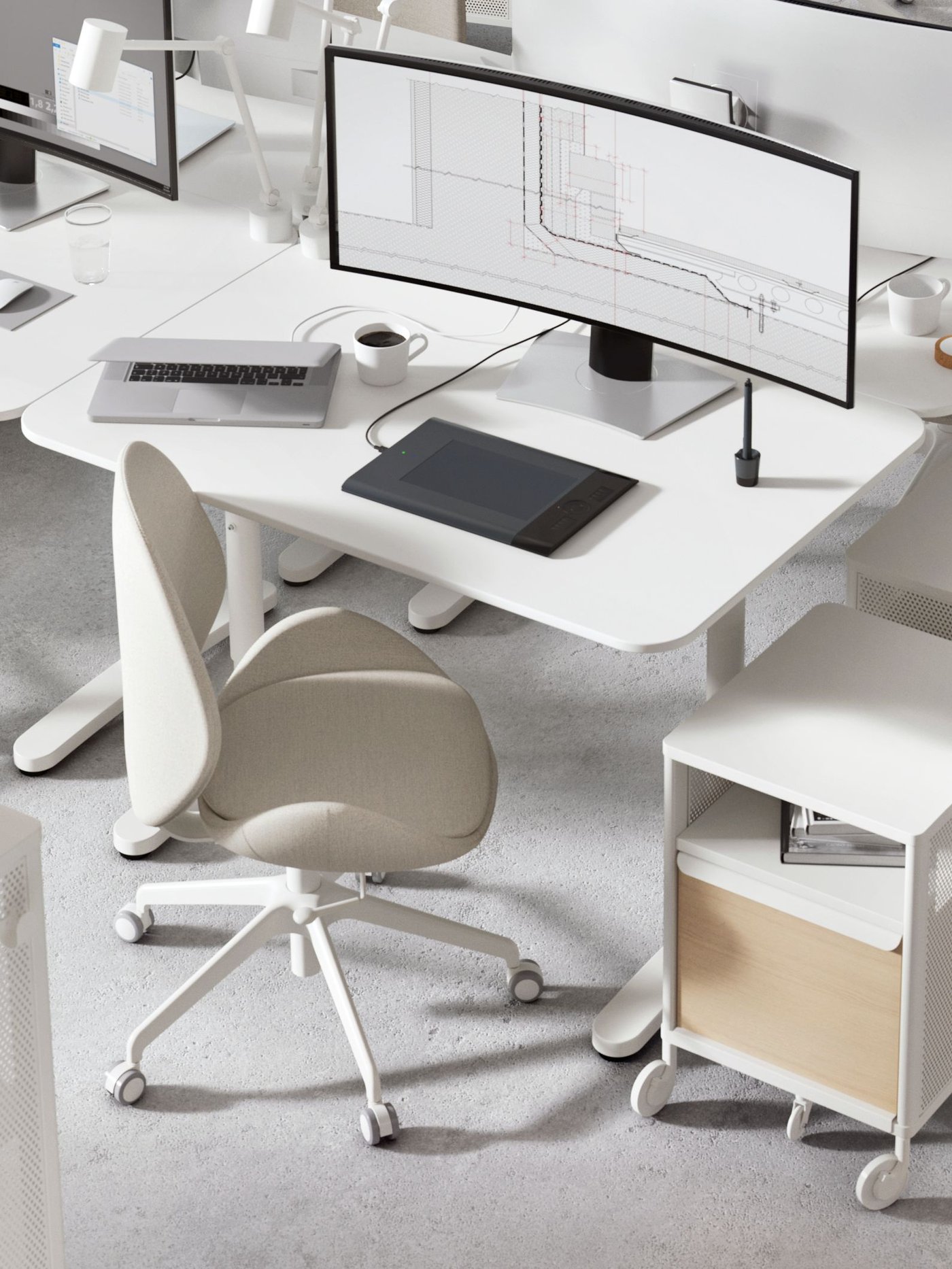 Un escritorio de altura ajustable IKEA de color blanco. Frente al escritorio hay una silla con ruedas y al costado una cajonera.