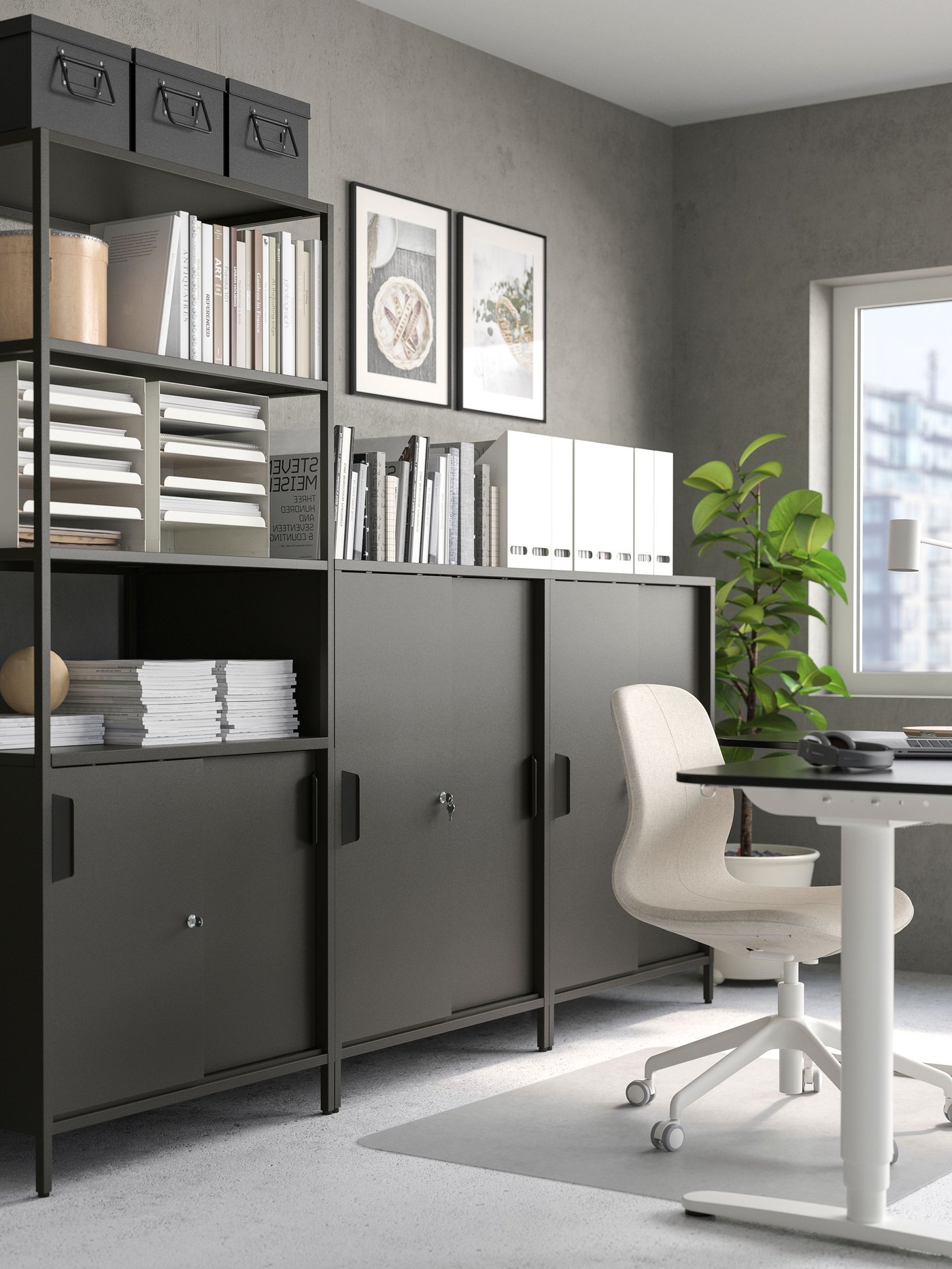 Anthrazitfarbener TROTTEN Schrank mit Schiebetüren, frontal vor einer neutralen Wand gezeigt, die glatten Türen geschlossen, klare Linien und ein schlichter, moderner Büro-Look.